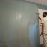 Aplicando esmalte pymacril al agua color azul grisacio