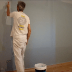 Aplicando esmalte pymacril al agua color azul grisacio