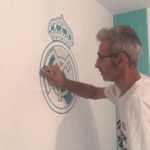 Instalando Vinilo Escudo Real Madrid 4