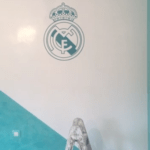 Instalando Vinilo Escudo Real Madrid 5