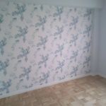 Papel pintado hojas en piso clara de rey (2)