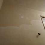 Aplicando 1ª mano de aguaplast rellenos en paredes (2)