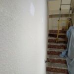 Aplicando 1ª mano de aguaplast rellenos en paredes (6)