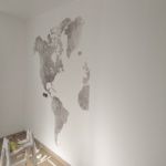 Instalando papel pintado mapa mundial (4)