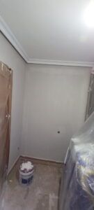 1 mano de plastico color en paredes habitacion (1)